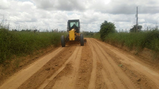 A estrada, que hoje é de chão batido, vai passar a ser pavimentada com asfalto e beneficiar moradores do distrito, da sede, produtores rurais e demais transeuntes