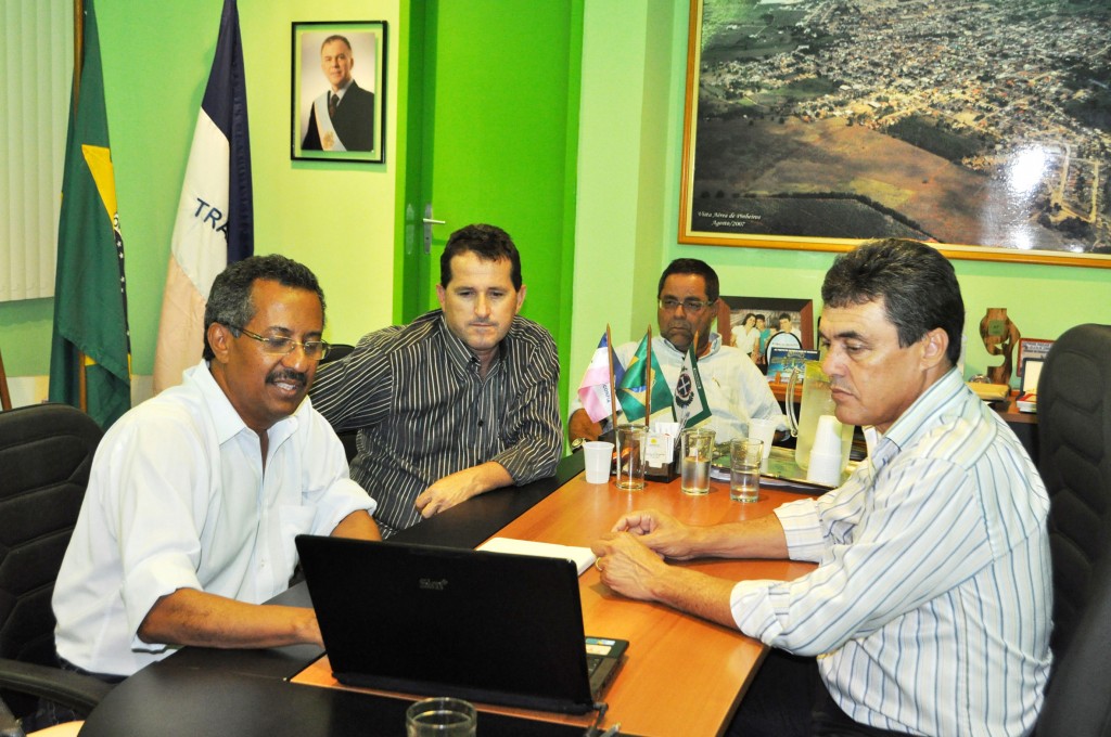 Deputado Jorge Silva apresenta proposta para orçamento de 2012. Deputado, Vice-prefeito João Luiz Bayer e Prefeito Antonio Carlos Machado. 
