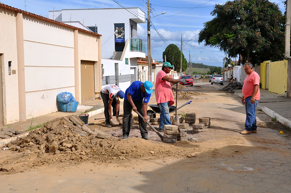 O secretário Vando Fernandes acompanha os trabalhos de recuperação das vias públicas pelos bairros de Pinheiros