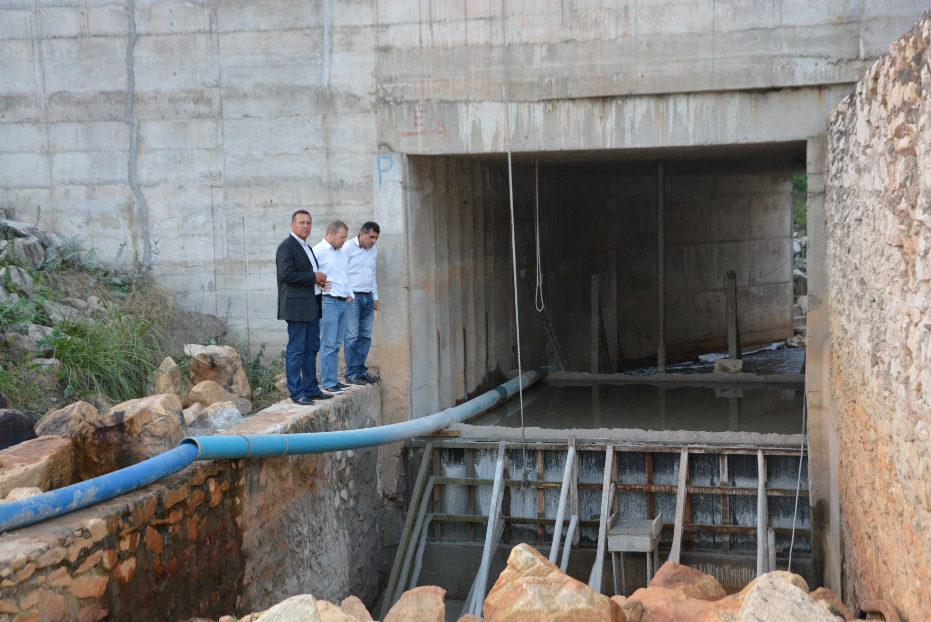 Prefeito Arnóbio Pinheiro visita obras de fechamento da barragem