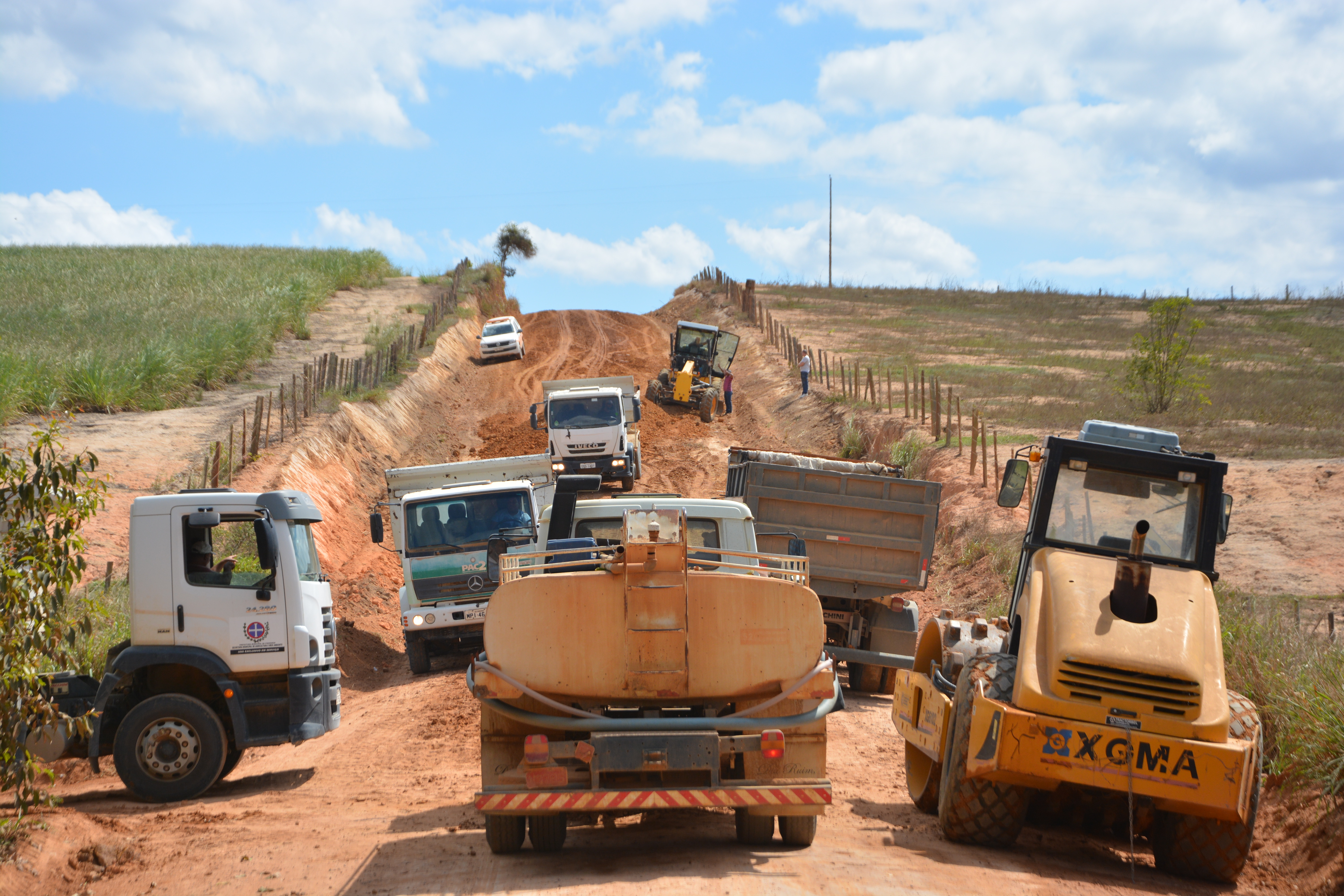 Prefeitura de Pinheiros cascalha, patrola e recupera 600 km de estradas no interior