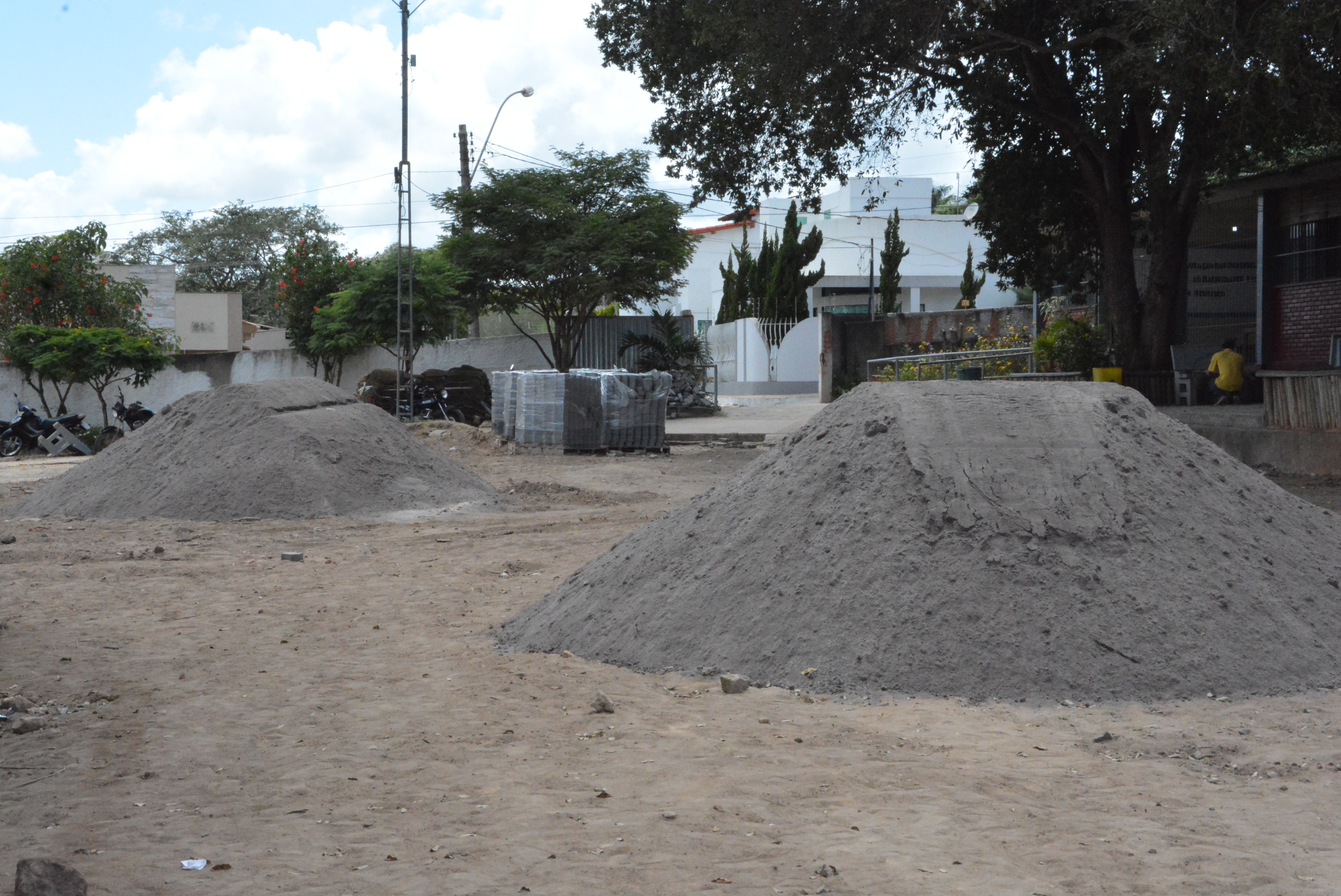 Prefeitura de Pinheiros começa obra de pavimentação da Escola Emir de Macedo Gomes