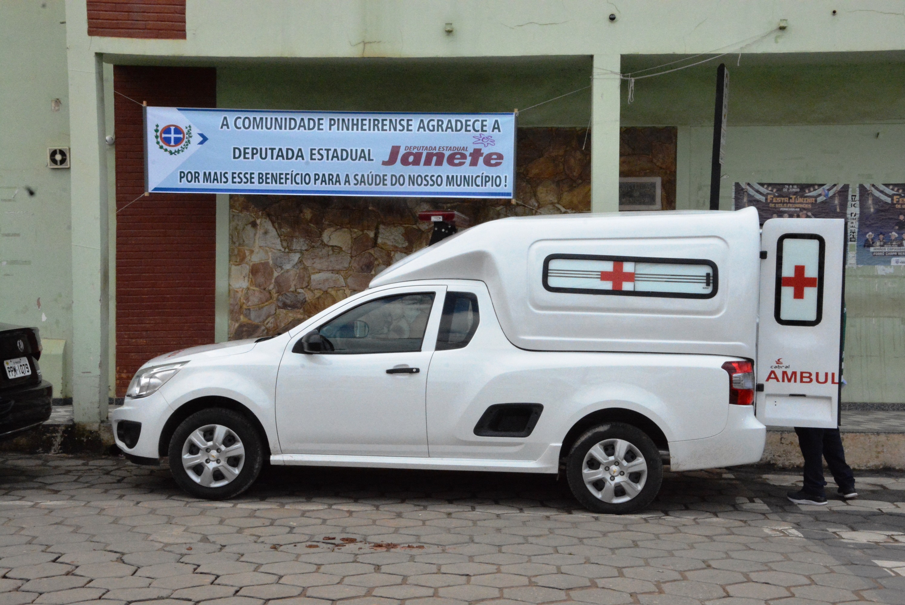 Pinheiros recebe nova ambulância para atendimento à população