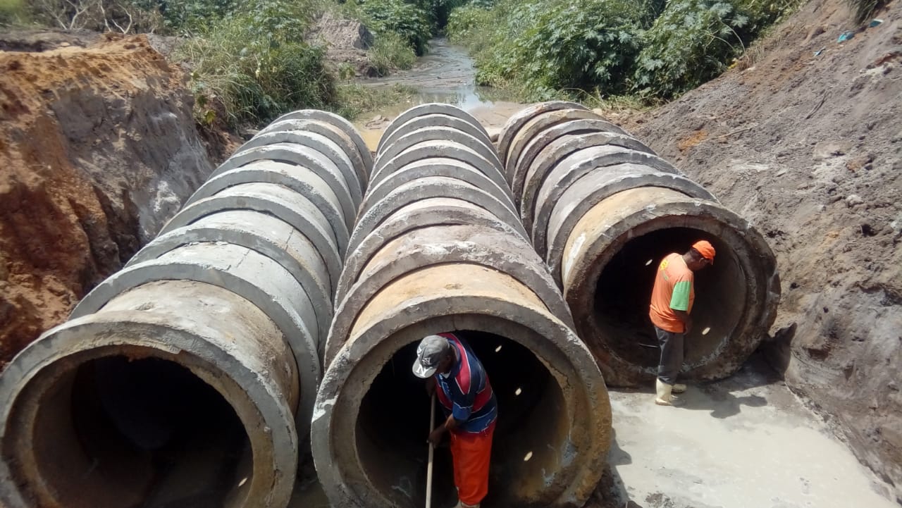 Prefeitura avança com obra de drenagem pluvial e instala novas manilhas para intensificar vazão da água
