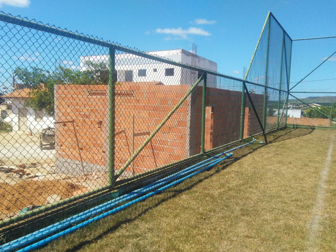 Construção de vestiários e banheiros do campo do bairro Canário entra em nova fase