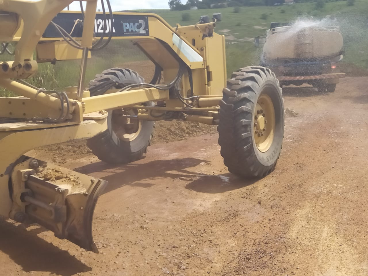 Prefeitura de Pinheiros intensifica manutenção de estradas rurais do município